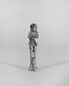 884102 Afbeelding van een beeldje van mevr. Bessemer, medewerkster van het Gemeentearchief Utrecht (GAU, Alexander ...